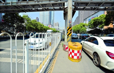 交警在立柱警示标识贴反光标识